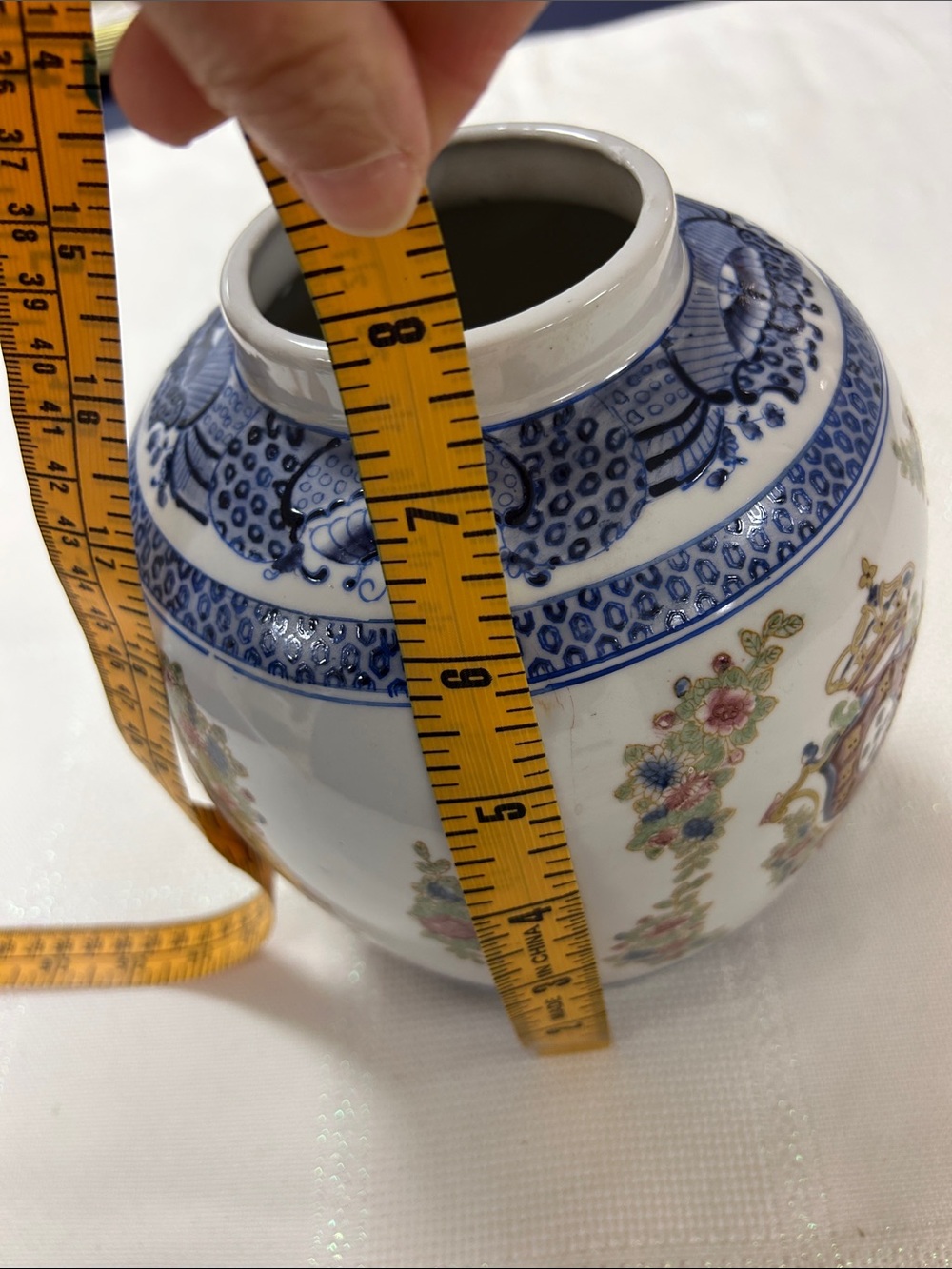Decorative White porcelain Oriental Accent Chinoiserie armorial Ginger Jar vase image 5